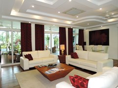 House for sale Pattaya Phoenix Golf Course showing the main living and dining areas