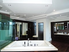 House for sale Pattaya Phoenix Golf Course showing the master bathroom