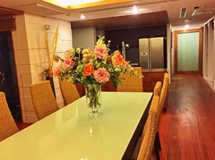 House for sale Pattaya Wong Amat beachfront showing the dining room