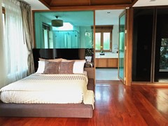 House for sale Pattaya Wong Amat beachfront showing the master bedroom