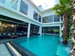 House for sale Pattaya showing the house and pool 