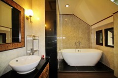 House for Sale East Jomtien showing the master bathroom