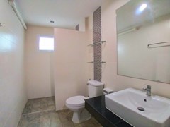 House for sale Pattaya showing the second bathroom 