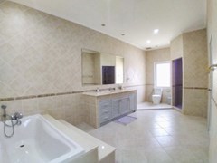 House for sale Pratumnak Pattaya showing a bathroom