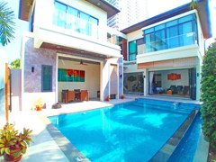 House for sale Pratumnak Pattaya showing the house and pool 