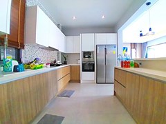 House for sale Pratumnak Pattaya showing the kitchen 