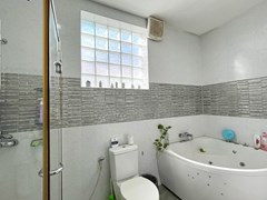 House for sale Pratumnak Pattaya showing the master bathroom 