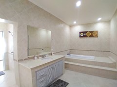 House for sale Pratumnak Pattaya showing the master bathroom 