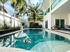 House for sale Pratumnak Pattaya showing the private pool 