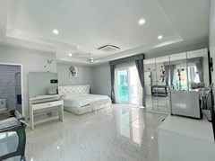 House for sale Pratumnak Pattaya showing the third bedroom and balcony 