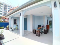 House for sale South Pattaya showing the carport 