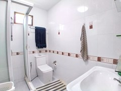 House for sale South Pattaya showing the master bathroom 