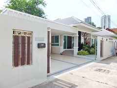 House for sale WongAmat Pattaya showing the house and carport 