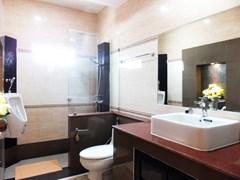 House for sale WongAmat Pattaya showing the second bathroom 