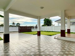 House for sale at Nongplalai Pattaya showing the carport 