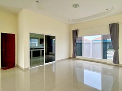 House for sale at Nongplalai Pattaya showing the kitchen and third bathroom