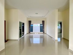 House for sale at Nongplalai Pattaya showing the open plan concept 