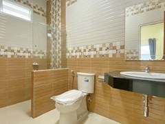 House for sale at Nongplalai Pattaya showing the second bathroom
