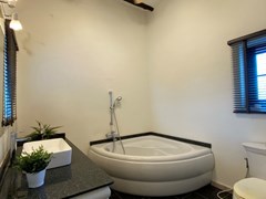 House for sale East Pattaya showing the master bathroom with Jacuzzi bathtub 