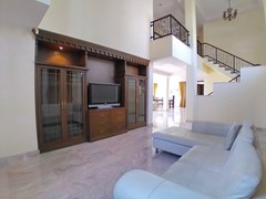 House for sale East Pattaya showing the first living area 