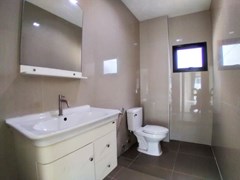 House for sale East Pattaya showing the guest bathroom 