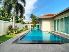 House for sale East Pattaya showing the house and pool 