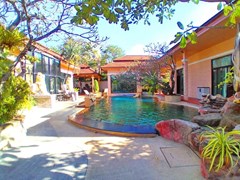 House for sale East Pattaya showing the house, garden and pool 