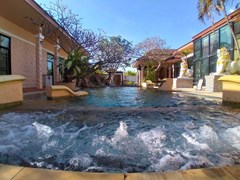 House for sale East Pattaya showing the Jacuzzi pool 