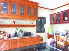 House for Sale Na Jomtien showing the kitchen and cabinets