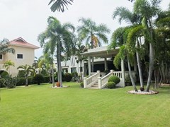 House for rent Pattaya showing the garden and pavilion sala