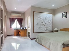 Resort for sale Huay Yai Pattaya showing the master bedroom house 1