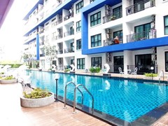 Condominium for rent East Pattaya showing the communal pool 