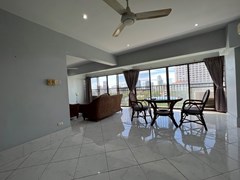 Condo for sale Pattaya Pratumnak showing the dining area