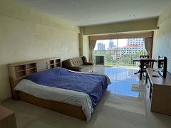 Condo for sale Pattaya Pratumnak showing the sleeping and living areas