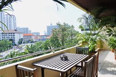 Condominium for rent Jomtien showing the balcony and view 