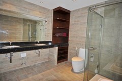 Condominium for rent Jomtien showing the master bathroom 