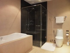 Condominium for rent Jomtien showing the bathroom with bathtub 