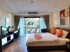 Condominium for rent Jomtien showing the bedroom and balcony 