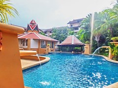 Condominium for rent Jomtien showing the communal swimming pool and buildings 