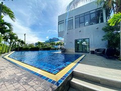 Condominium for Rent Jomtien showing the communal pool and gymnasium 