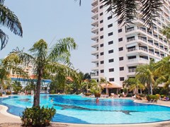 Condominium for rent Jomtien VIEW TALAY 2B showing the communal swimming pool
