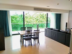 Condominium for rent Jomtien showing the dining area and balcony 