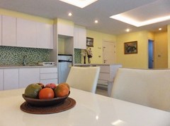 Condominium for rent Jomtien Pattaya showing the dining and kitchen areas 