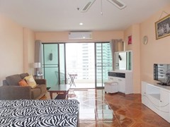 Condominium for rent Jomtien Pattaya showing the living area and balcony 