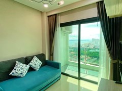 Condominium for Rent Jomtien showing the living area and balcony 