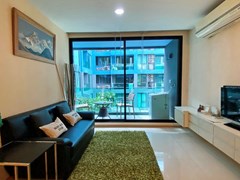 Condominium for Rent Jomtien showing the living room and balcony 