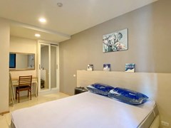 Condominium for Rent Jomtien showing the master bedroom and built-in wardrobes 