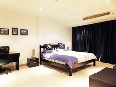 Condominium for rent Jomtien showing the master bedroom and office area 