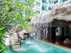 Condominium for rent Jomtien Pattaya showing the communal swimming pool 