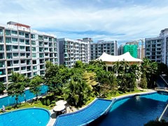 Condominium for Rent Jomtien showing the balcony with pool view 